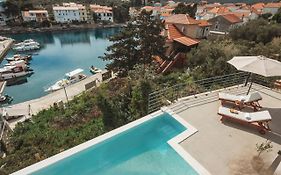 Sol Luxury Residence Near The Beach With Shared Heated Pool